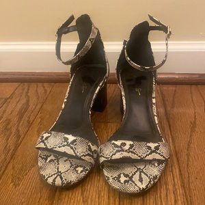 Lulu's, women's size 9, white/black snake skin heel, ~2in heel